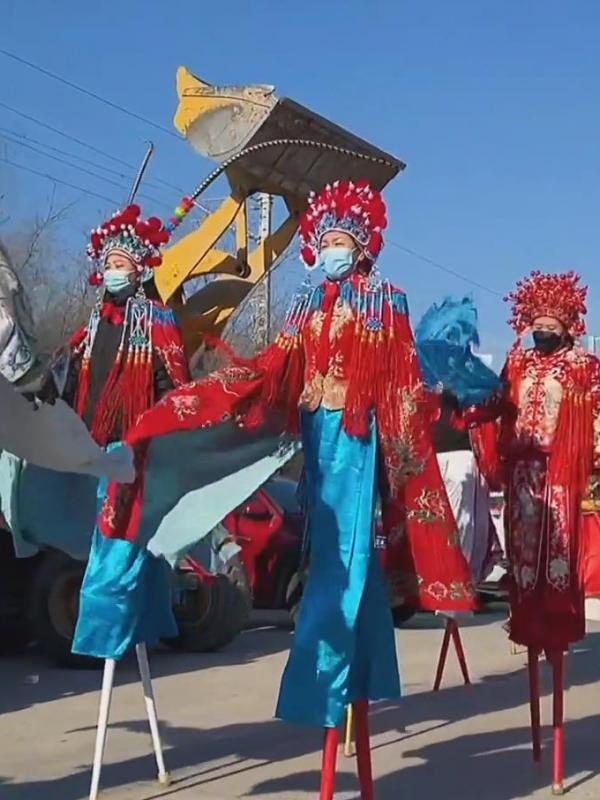 畅游赤峰第7期：唢呐响，踩高跷，日子如新光；扭秧歌，观灯光，温暖如初阳。